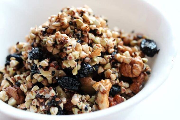 Buckwheat with the addition of dried apricots and prunes - a choice of dishes on the buckwheat diet menu
